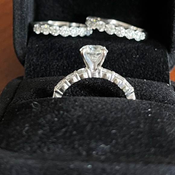 Wedding band set. Engagement ring and two diamond bands. Appraised at over $22k - Picture 6 of 12